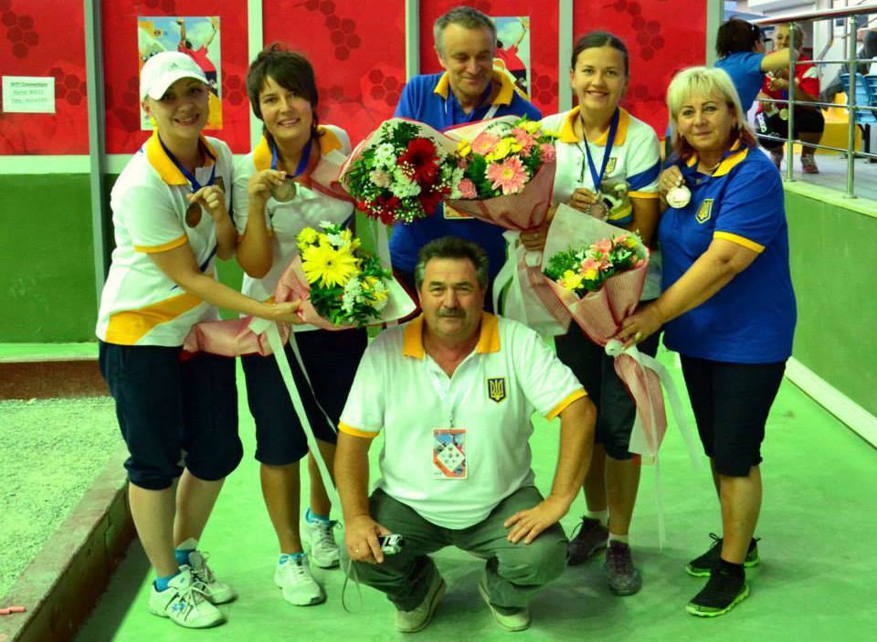 Українська делегація на Чемпіонаті Європи піісля вручення. Зліва на право: Ліза Волкова, Олександра Шевченко, Петро Гойс, Людмила Федоришина, Єва Асай. Присів Йожеф Сабо. 